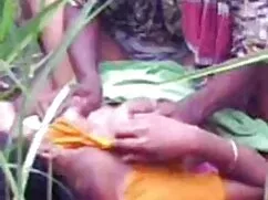 স্বর্ণকেশী চেক মেয়ে ...