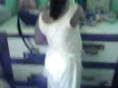 তার বান্ধবী রাস্তায় ...